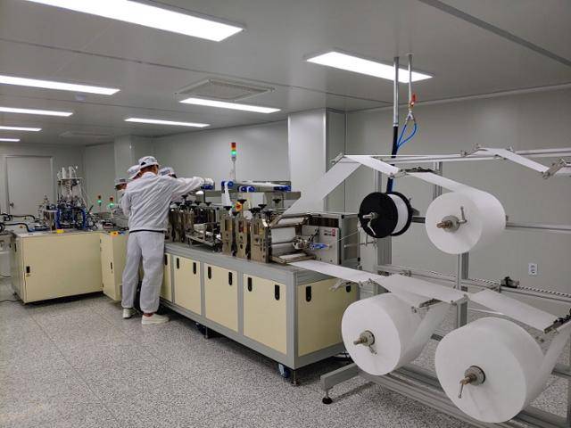 쌍방울이 전북 익산에 설립한 마스크 제조공장 내부. 다음달 설비 도입이 마무리되면 월 1억장 규모의 마스크를 생산할 수 있다. 쌍방울 제공