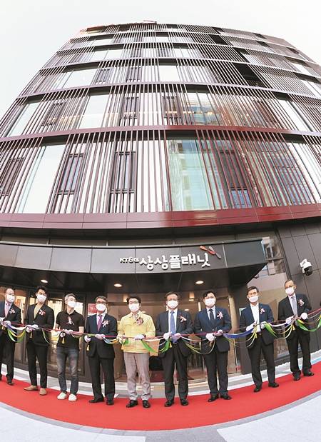 지난 15일 상상플래닛 개관식에서 백복인(오른쪽 네 번째) KT&G 사장, 홍익표(오른쪽 세 번째) 더불어민주당 의원 등이 테이프 커팅을 하고 있다.