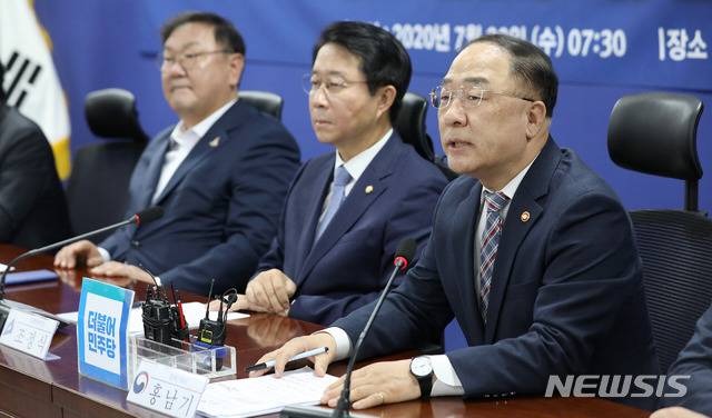 [서울=뉴시스]김선웅 기자 = 홍남기 경제부총리 겸 기획재정부 장관이 22일 오전 서울 여의도 국회에서 열린 2020 더불어민주당 세법개정안 당정협의에서 발언하고 있다. 2020.07.22. mangusta@newsis.com