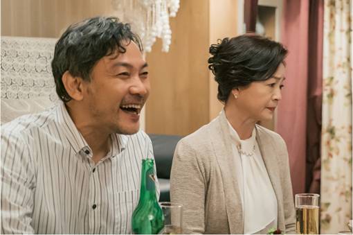 tvN 드라마 ‘아는 건 별로 없지만 가족입니다’의 배우 정진영(왼쪽)과 원미경. 사진제공｜tvN