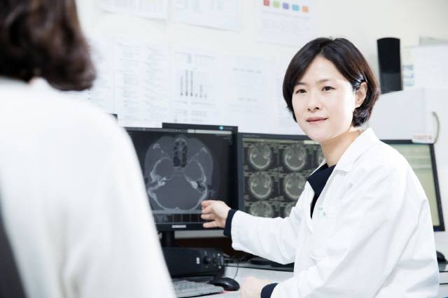 가톨릭대학교 인천성모병원 이비인후과 전은주 교수가 환자에게 이석증에 대해 설명하는 모습.