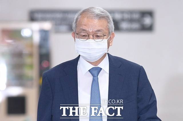 직권남용권리행사방해 등 혐의로 재판에 넘겨진 양승태 전 대법원장이 26일 오전 서울 서초구 서울중앙지방법원에서 열린 공판에 출석하고 있다. /이선화 기자