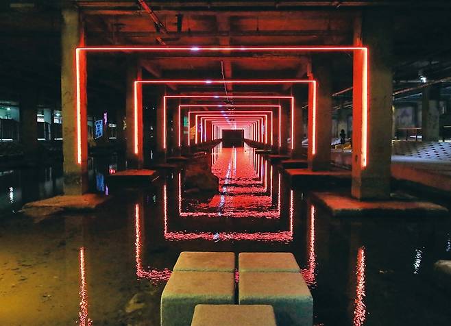 작품 ‘온기’(팀코워크)는 42개 기둥을 빛으로 연결했다. 막힘 없이 흐르는 홍제천을 프레임에 담고 있다.