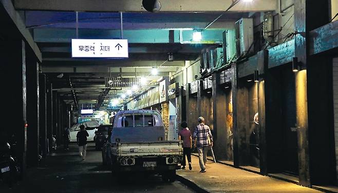 내부순환로 건설로 일부가 뜯긴 유진상가 B동은 서대문구 공유캠퍼스로 활용 중이다. 무중력지대, 50플러스센터, 대한노인회 지회, 창업보육센터가 입점해 공공 공간 기능을 한다.