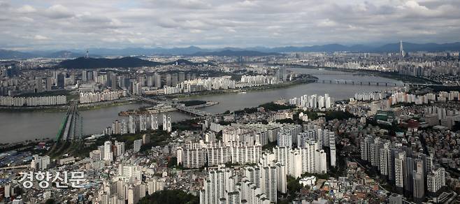 서울 동작구 상공에서 바라본 도심.  김창길 기자