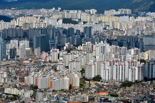 건설협회가 주택시장 안정화를 위한 공급 확대 방안을 정부와 국회 등에 건의했다. 사진은 서울시내 한 아파므 밀집 지역. /사진=뉴시스 DB