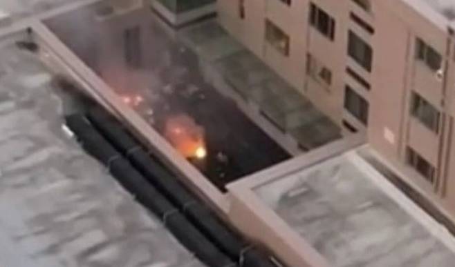 휴스턴 중국 총영사관 내부에서 종이를 태우는 모습이 주변 주민들에게 포착된 사진