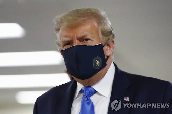 마스크 쓴 트럼프 대통령 [AP=연합뉴스 자료사진]