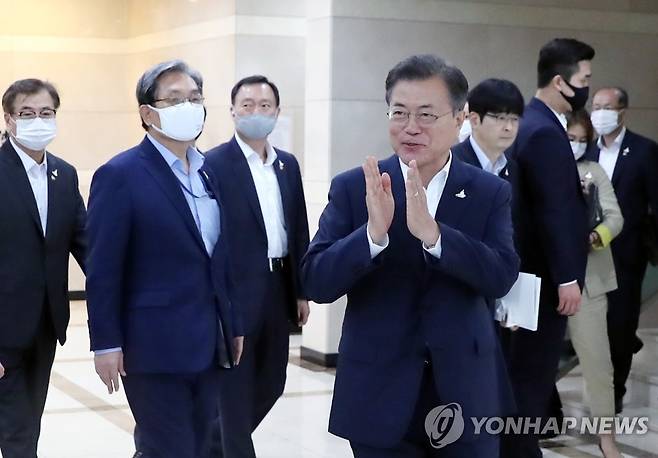문 대통령, 국방과학연구소 연구진에게 '격려의 박수' (대전=연합뉴스) 김주성 기자 = 문재인 대통령이 23일 대전 유성에 위치한 국방과학연구소에서 첨단 무기와 군사장비를 시찰한 뒤 이동하며 연구진에게 격려의 박수를 보내고 있다. 2020.7.23 utzza@yna.co.kr