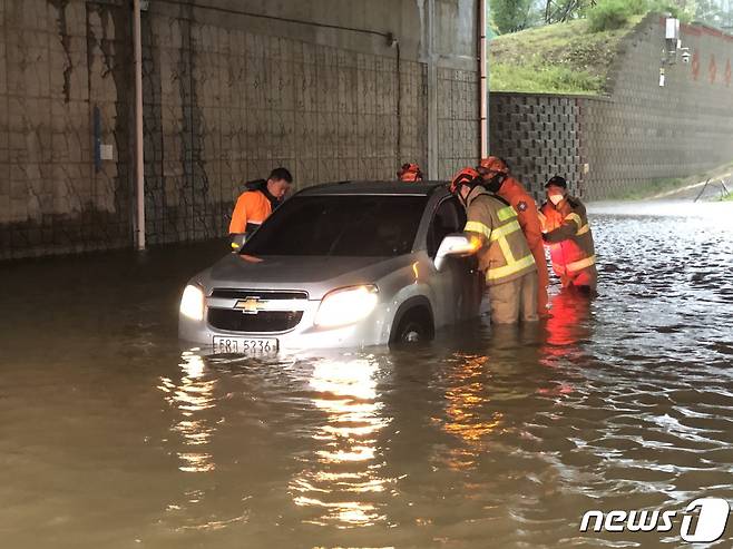 23일 오후 6시22분께 인천시 중구 운북동 한 지하도로가 침수돼 차량이 물에 잠겼다. 신고를 받고 출동한 소방대원들이 구조작업을 벌이고 있다.(인천소방본부 제공)2020.7.23/뉴스1 © News1 박아론 기자