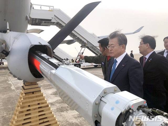 【서울=뉴시스】박진희 기자 = 문재인 대통령이 2019년 3월5일 오후 해군 임관식을 마치고 돌아오는 길에 김해공항에서 대한민국 최초 공중급유기 KC-330 '시그너스(Cygnus)'를 둘러보고 있다. 2019.03.05. (사진=청와대 제공)    photo@newsis.com