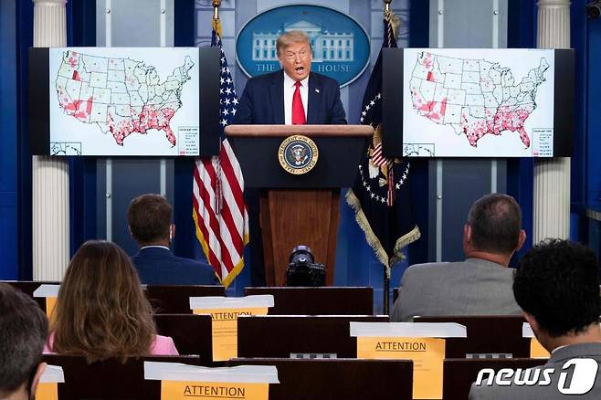 (워싱턴 AFP=뉴스1) 우동명 기자 = 도널드 트럼프 미국 대통령이 23일(현지시간) 워싱턴 백악관에서 열린 코로나19 TF 브리핑에서 발생현황 지도를 걸어놓고 발언을 하고 있다.   ⓒ AFP=뉴스1
