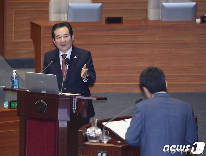 (서울=뉴스1) 신웅수 기자 = 정세균 국무총리가 24일 오후 서울 여의도 국회에서 열린 제380회 국회(임시회) 제6차 본회의 교육·사회·문화 분야 대정부질문에서 곽상도 미래통합당 의원의 질의에 답하고 있다. 2020.7.24/뉴스1