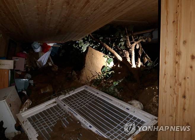옹벽 붕괴로 아수라장 (부산=연합뉴스) 23일 많은 비가 내린 부산 수영구 광안동 옹벽이 붕괴하면서 주택을 덮쳐 아수라장이 돼 있다. 부산소방재난본부는 현장에서 2명이 구조됐고, 6명이 대피했다고 밝혔다. 2020.7.23 [부산소방재난본부 제공·재판매 및 DB 금지] pitbull@yna.co.kr