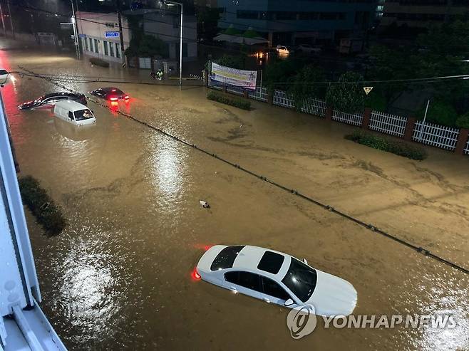 물바다 된 부산 (부산=연합뉴스) 부산 지역에 호우 경보가 내려진 23일 오후 부산 연산동 한 도로가 침수 돼 차량이 물에 잠겨 있다. 2020.7.23 [부산 경찰청 제공. 재판매 및 DB 금지] handbrother@yna.co.kr