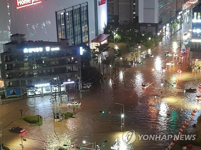 물바다 된 부산 (부산=연합뉴스) 부산 지역에 호우 경보가 내려진 23일 오후 부산 연산동 한 도로가 침수 돼 있다. 2020.7.23 [부산 경찰청 제공. 재판매 및 DB 금지] handbrother@yna.co.kr