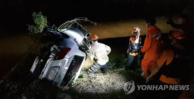 하천 급류에 휩쓸린 차량…운전자 숨져 (울산=연합뉴스) 23일 울산시 울주군 서생면 명산리 위양천 하류 연산교 부근을 지나던 차량이 급류에 휩쓸리며 실종된 50대 운전자가 24일 숨진 채 발견됐다. 소방대가 사망자의 차량을 살펴보고 있다. 2020.7.24 [울산소방본부 제공. 재판매 및 DB 금지] yongtae@yna.co.kr
