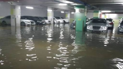 센텀시티 모 주상복합 건물 지하 주차장이 큰 비로 침수됐다. 연합뉴스