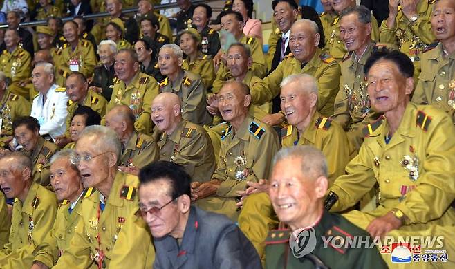 2018년 당시 공연 즐기는 북한 전국노병대회 참가자들 (평양 조선중앙통신=연합뉴스) 제5차 전국노병대회 참가자들을 위한 조선인민군협주단 음악무용종합공연이 2018년 7월 29일 4.25문화회관에서 진행됐다고 조선중앙통신이 30일 보도했다. 2018.7.30  [국내에서만 사용가능. 재배포 금지. For Use Only in the Republic of Korea. No Redistribution] photo@yna.co.kr