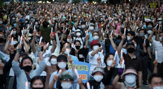 25일 오후 서울 중구 예금보험공사 앞에서 열린 '소급적용 남발하는 부동산 규제 정책 반대, 전국민 조세 저항운동 촛불집회' 참가자들이 촛불을 들고 있다.<연합뉴스>