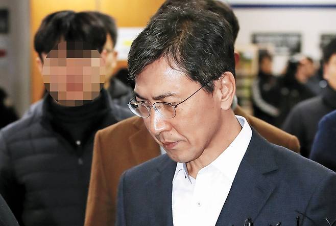 비서에게 성폭력을 행사한 혐의로 기소된 안희정 전 충남지사가 지난해 1월 서울 서초구 서울고등법원에서 열린 항소심 속행공판에 출석하며 법정으로 향하고 있다. 연합뉴스