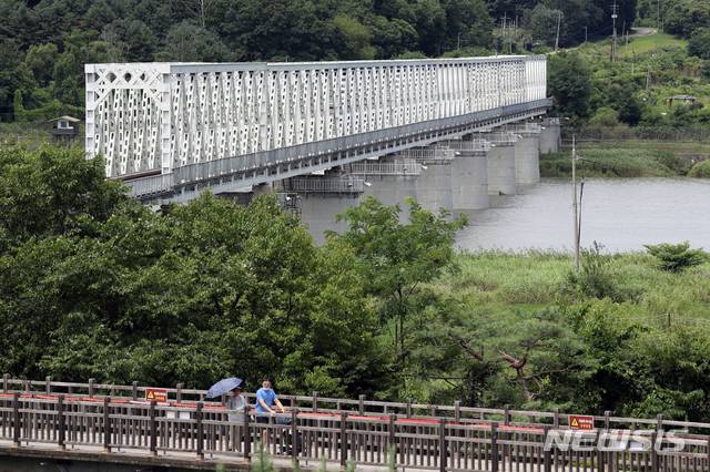 [파주=뉴시스]이윤청 기자 = 신종 코로나바이러스 감염증(코로나19)에 걸린 탈북민이 최근 개성으로 재입북했다는 북한 측 주장에 대해 청와대는 26일 오전 "사실 관계를 확인 중"이라고 밝혔다. 26일 경기 파주시 임진각 평화누리공원 자유의다리에서 시민들이 거닐고 있다. 2020.07.26. radiohead@newsis.com