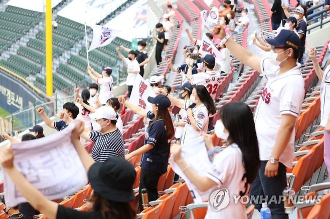 돌아온 프로야구! (서울=연합뉴스) 윤동진 기자 = 26일 오후 잠실야구장을 찾은 시민들이 LG 대 두산 경기를 응원하고 있다.      KBO는 정부의 프로스포츠 관중 입장 허용 발표에 맞춰 이날 경기부터 각 경기장 수용 가능 인원의 10% 이내만 관중을 받아들인다고 발표했다. 2020.7.26 mon@yna.co.kr jjaeck9@yna.co.kr