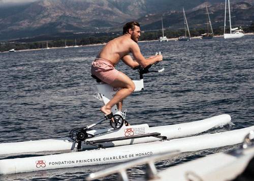 코너 맥그리거가 최근 자신의 SNS에 유명 휴양지인 모나코에서 워터 바이크를 즐기는 사진을 게시했다. 맥그리거는 이번 휴가에 모나코의 알베르 왕자 부부를 만나는 등 화려한 일정을 보내 화제를 일으켰다.