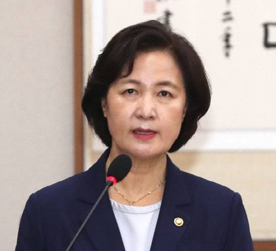 추미애(사진) 법무부 장관이 27일 열린 국회 법사위 전체회의에서 현안 보고를 하고 있다.



연합뉴스