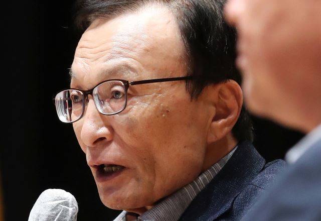 (세종=연합뉴스) 김주형 기자 = 더불어민주당 이해찬 대표가 24일 오후 세종시청 여민실에서 열린 세종시 착공 13주년 및 정책아카데미 200회 기념 명사특강에 이어서 열린 송재호 의원(오른쪽), 이춘희 세종시장과의 토크콘서트에서 발언하고 있다.