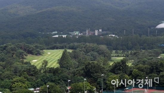 정부가 7·10 부동산 대책의 후속으로 주택공급물량 확대를 위해 적극적으로 나선 가운데 국방부 소유의 태릉골프장 부지에 주택을 짓는 방안을 논의하고 있다. 사진은 21일 서울 노원구 태릉골프장 모습./김현민 기자 kimhyun81@