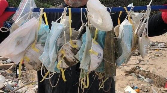 코로나19 사태 이후 홍콩 소코섬에 떠내려 온 버려진 마스크들. [오션스아시아 홈페이지 캡처]