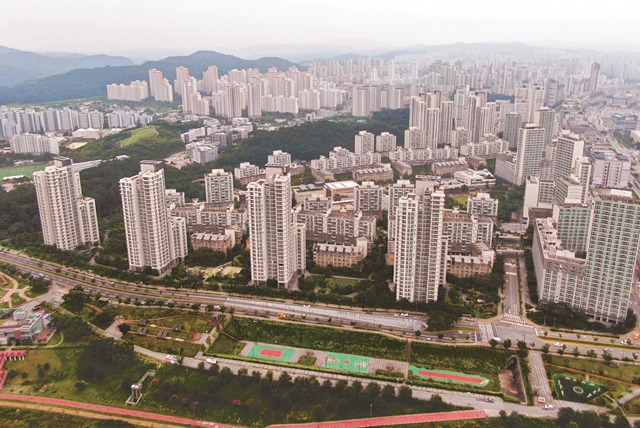 수도권 집값 급등으로 ‘패닉바잉’(공포에 의한 사재기) 현상이 나타나는 가운데 최근 행정수도 이전 논쟁이 벌어지면서 세종시 아파트값도 들썩이고 있다. 사진은 27일 오후 세종시 아파트 단지 모습. 연합뉴스