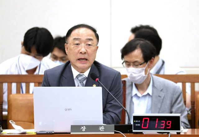 홍남기 경제부총리 겸 기획재정부 장관이 28일 오전 서울 여의도 국회에서 열린 기획재정위원회 전체회의에서 의원질의에 답변하고 있다. 연합뉴스