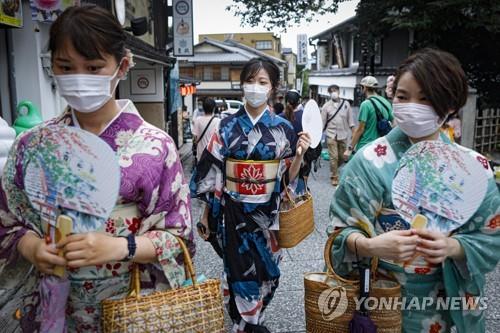 마스크 착용하고 교토 방문한 일본 여성들[EPA=연합뉴스 자료사진]