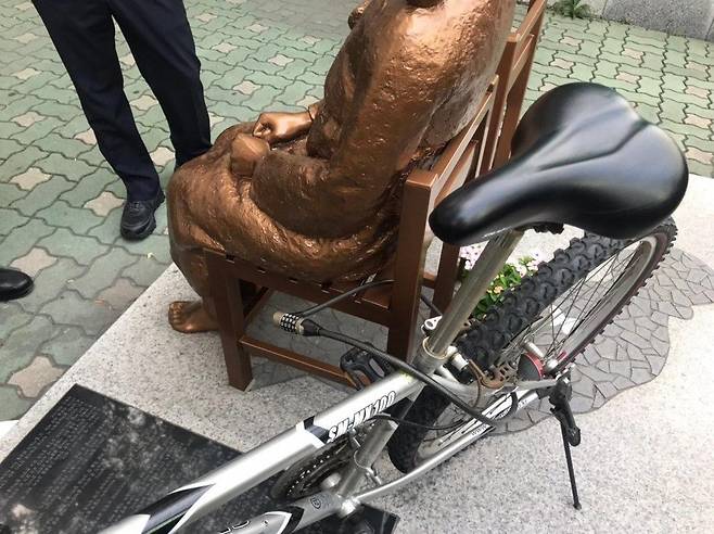 자전거 묶인 부산 소녀상 (서울=연합뉴스) 8일 부산 동부경찰서에 따르면 이날 오후 자전거 한 대가 부산 동구 일본영사관 앞 평화의 소녀상에 철근 자물쇠로 묶여 있는 것을 인근에서 근무 중이던 경찰이 발견했다. 2020.7.8 [소녀상을 지키는 부산시민행동 제공. 재판매 및 DB 금지] photo@yna.co.kr