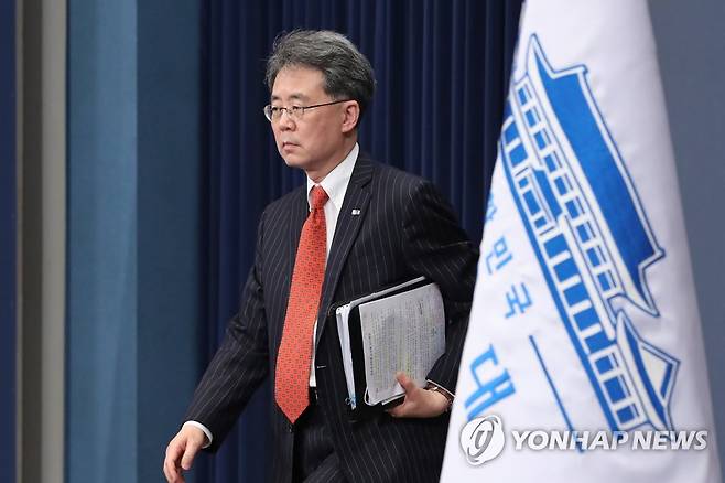 한미 미사일지침 브리핑 나서는 김현종 2차장 (서울=연합뉴스) 김주성 기자 = 김현종 청와대 국가안보실 2차장이 28일 청와대에서 한미 미사일지침 개정에 따른 우주발사체 고체연료 사용제한 해제 관련 브리핑을 하기 위해 연단으로 향하고 있다. utzza@yna.co.kr