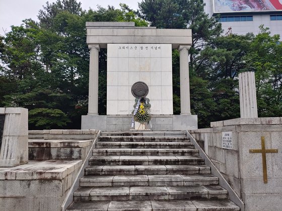 영동고속도로 여주휴게소 구석에 자리한 그리스군 참전기념비. 김민욱 기자