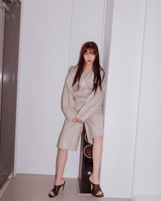 점프슈트는 다른 아이템 없이 하나만으로도 인상적인 스타일링을 완성할 수 있다. 사진 조이 인스타그램