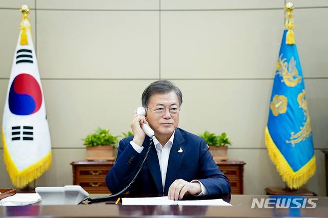 문재인 대통령이 28일 오후 재신다 아던 뉴질랜드 총리와 전화통화를 하고 있다./사진제공=청와대