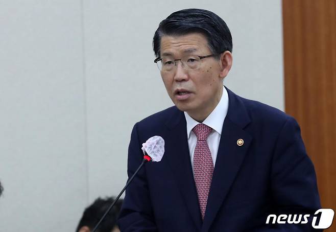 (서울=뉴스1) 박세연 기자 = 은성수 금융위원장이 29일 오전 서울 여의도 국회에서 열린 정무위 전체회의에 출석해 업무보고를 하고 있다. 2020.7.29/뉴스1