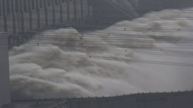 싼샤댐 방류 모습