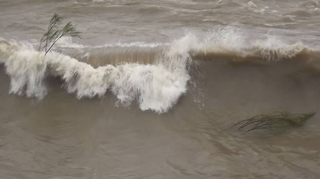 싼샤댐 바로 아래 양쯔강변