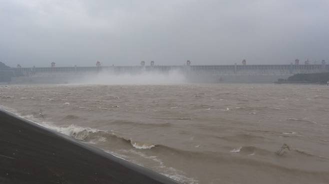 싼샤댐 아래에서 바라본 모습. 엄청난 양의 물을 방류하면서 생긴 거대한 물안개가 피어오르고 있다.