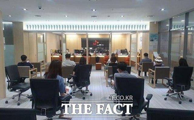 지난달 공모주 청약을 진행한 SK바이오팜의 주가 급등을 보며 투자자들 사이에서 공모주 청약에 대한 관심이 높아지고 있다. 사진은 지난달 24일 SK증권 본사 영업부에 SK바이오팜 공모주 청약을 위해 방문한 투자자들의 모습. /박경현 기자