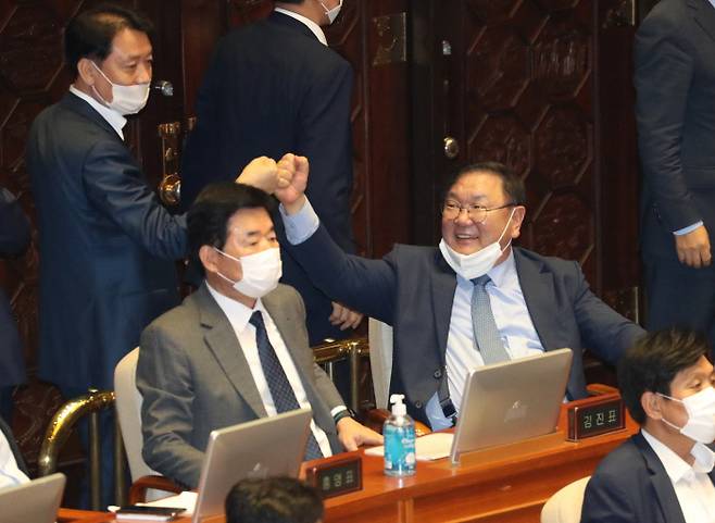 임대차보호법 통과…기뻐하는 김태년 원내대표 김태년 더불어민주당 원내대표(오른쪽)가 30일 국회 본회의에서 전·월세상한제와 계약갱신청구권을 도입하는 내용의 주택임대차보호법이 통과된 뒤 이광재 의원과 주먹을 맞대며 인사하고 있다. 연합뉴스