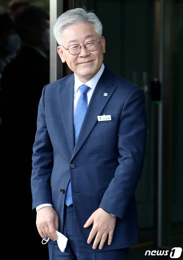 (수원=뉴스1) 조태형 기자 = 선거법 위반 등 혐의로 2심에서 당선 무효형을 선고받고 대법원의 원심 파기환송으로 지사직을 유지하게 된 이재명 경기도지사가 16일 오후 경기도 수원시 팔달구 경기도청에서 입장을 밝히던 중 지지자들에게 인사하고 있다. 2020.7.16/뉴스1