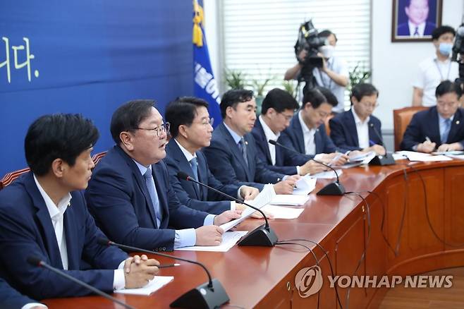 정책조정회의 발언하는 민주당 김태년 원내대표 (서울=연합뉴스) 안정원 기자 = 더불어민주당 김태년 원내대표가 30일 오전 서울 여의도 국회에서 열린 정책조정회의에서 발언하고 있다. 2020.7.30 jeong@yna.co.kr