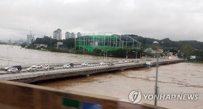 대전 갑천 원촌대교 상판까지 차오른 빗물 (대전=연합뉴스) 30일 대전지역에 내린 집중 호우로 갑천 원촌대교 상판까지 물이 차올랐다. 2020.7.30 [독자 제공. 재판매 및 DB 금지] sw21@yna.co.kr