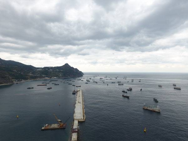 울릉도 인근 우리 영해에 닻을 내린 중국 어선 수백여척. /The Outlaw Ocean Project